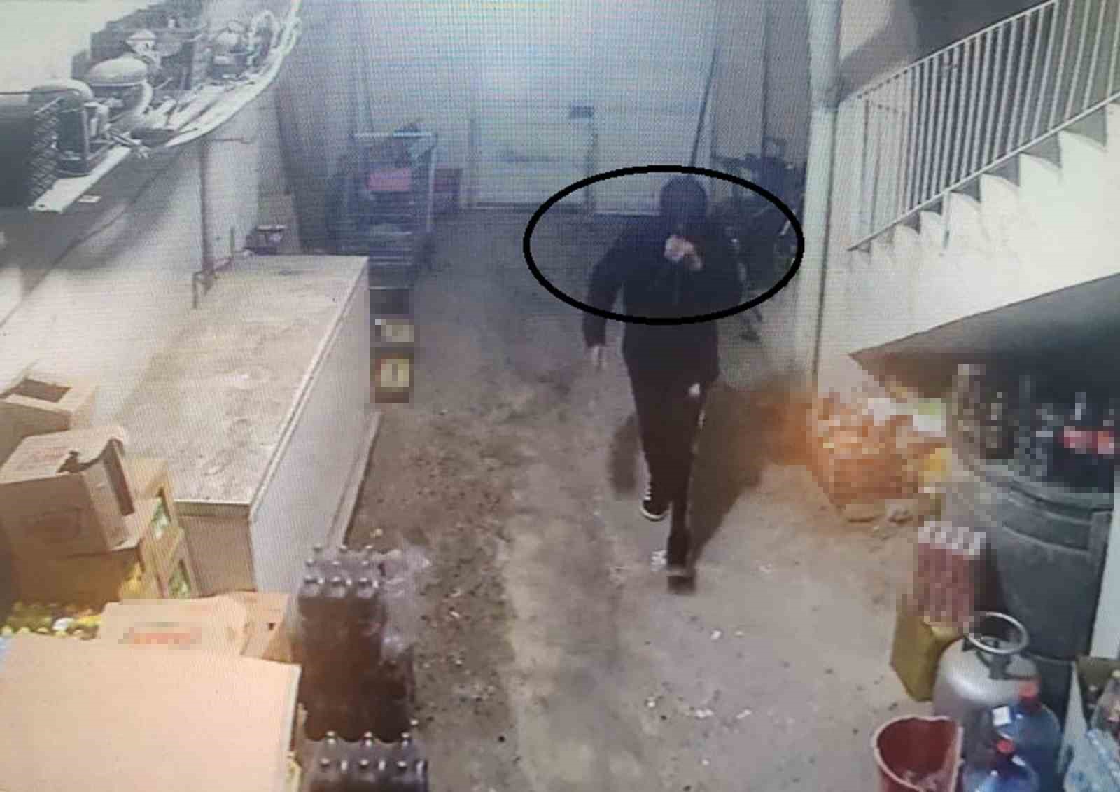 yuzunu eliyle kapatarak bufeden alkol calan hirsiz yakayi ele verdi 1 Mtbuqwgh