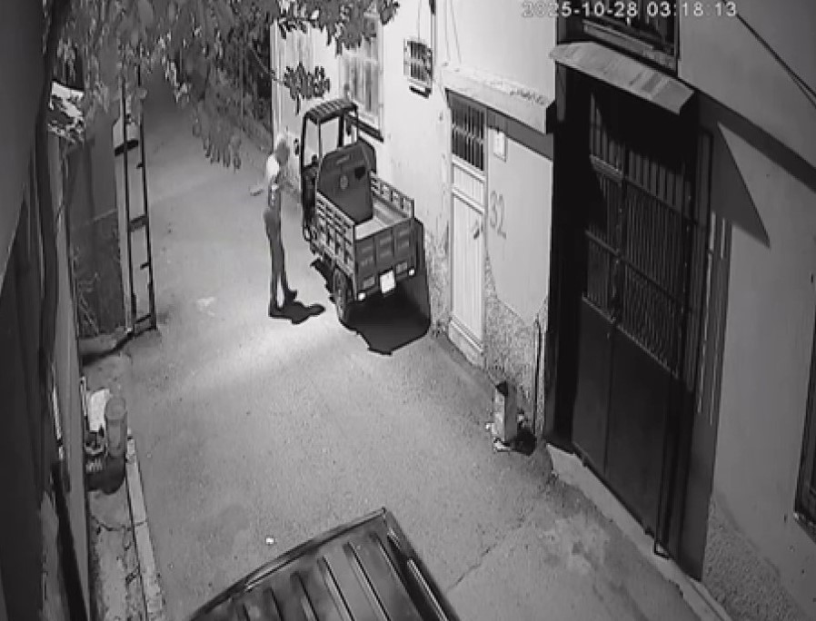 Yüzünü kapüşonla kapatarak mopedi dakikalar içinde çaldı 4 yuzunu kapusonla kapatarak mopedi dakikalar icinde caldi 0 3BGGPfSl