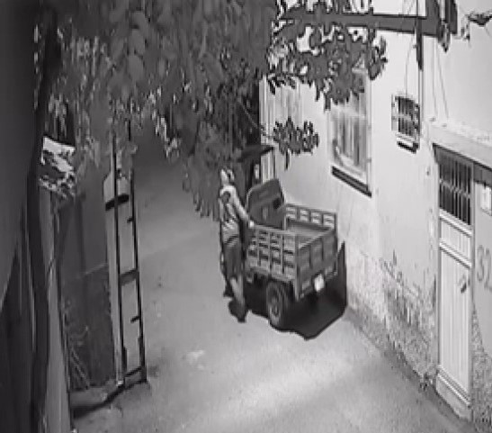 Yüzünü kapüşonla kapatarak mopedi dakikalar içinde çaldı 6 yuzunu kapusonla kapatarak mopedi dakikalar icinde caldi 2 AYFDPGFt