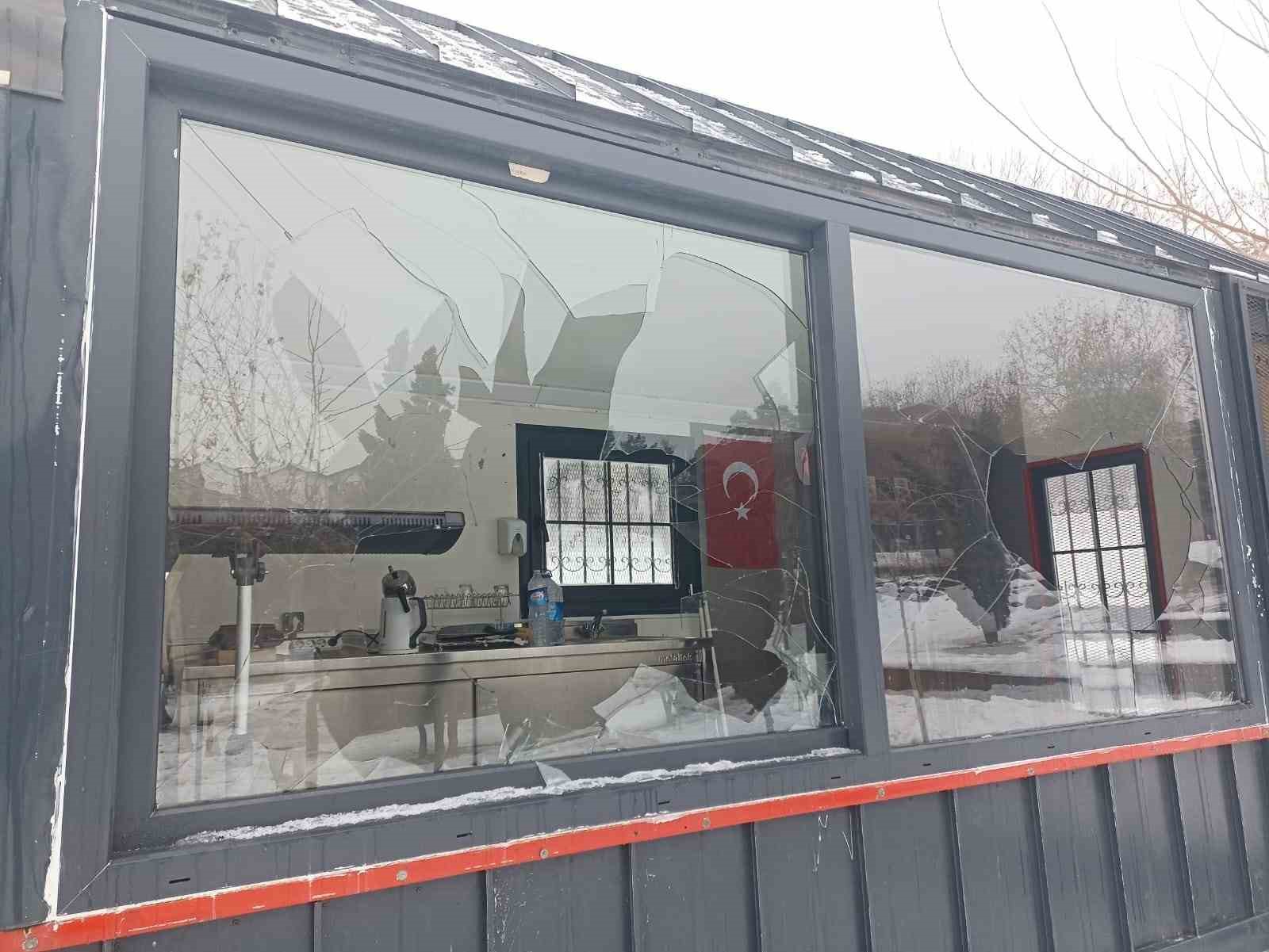 Zabıta bürosuna taşlı saldırı 5 zabita burosuna tasli saldiri 1 lcjqKRIT