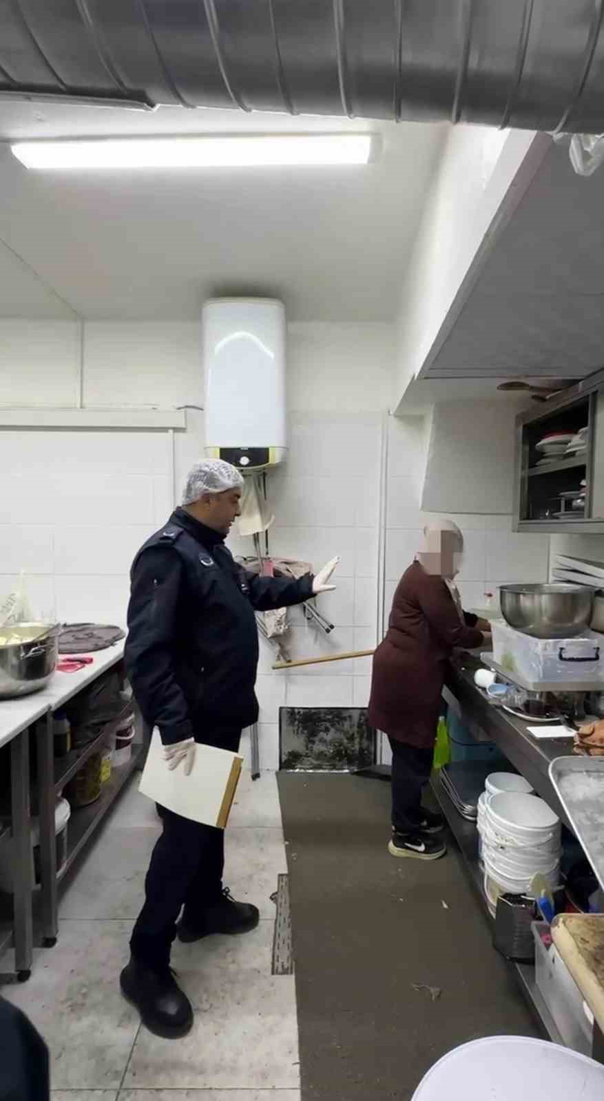 zabita denetimi esnasinda mutfak tezgahinda yikanan paspas mide bulandirdi 0 ddlvO4Ky