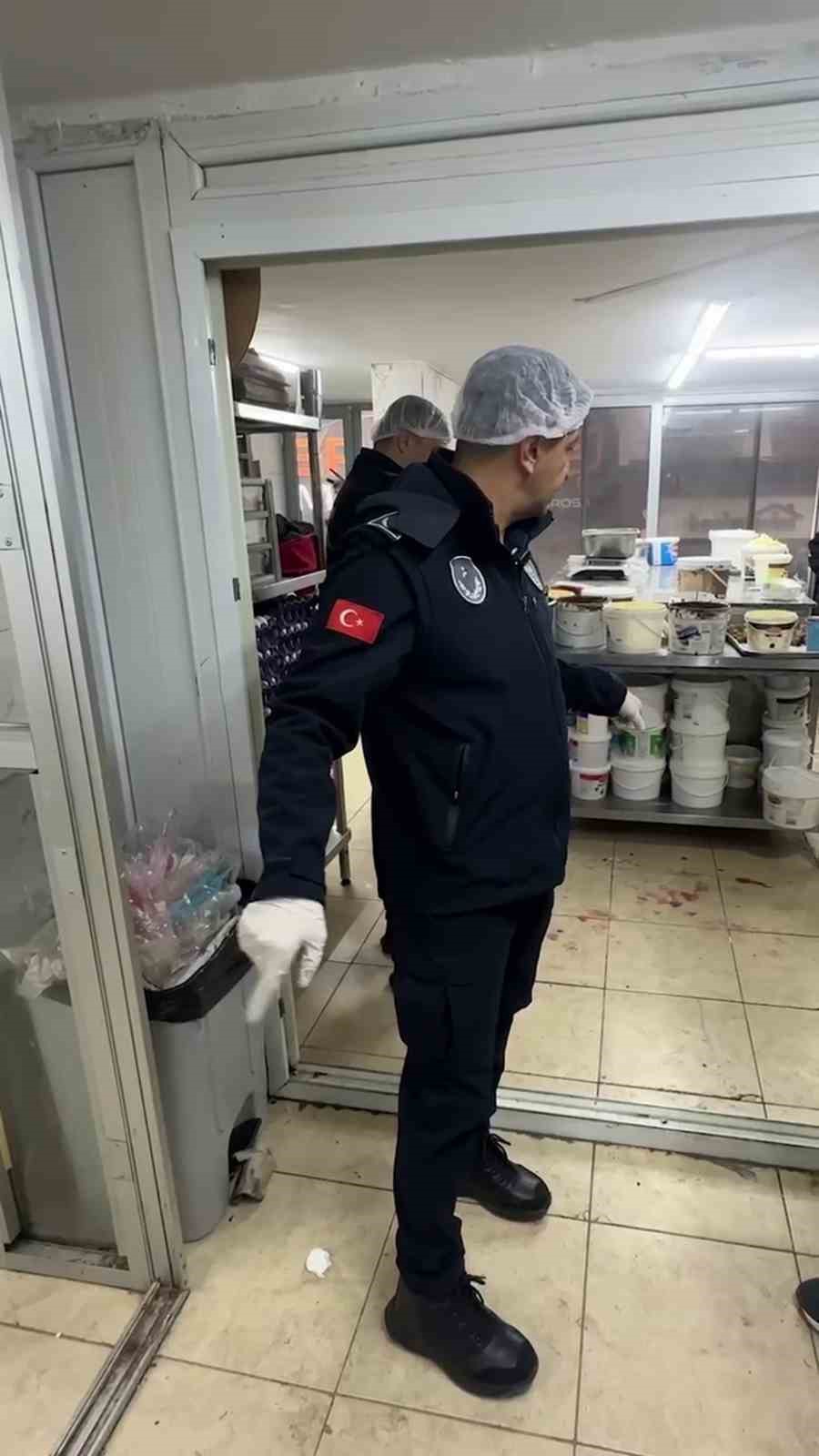 zabita denetimi esnasinda mutfak tezgahinda yikanan paspas mide bulandirdi 2 AHVsklbU