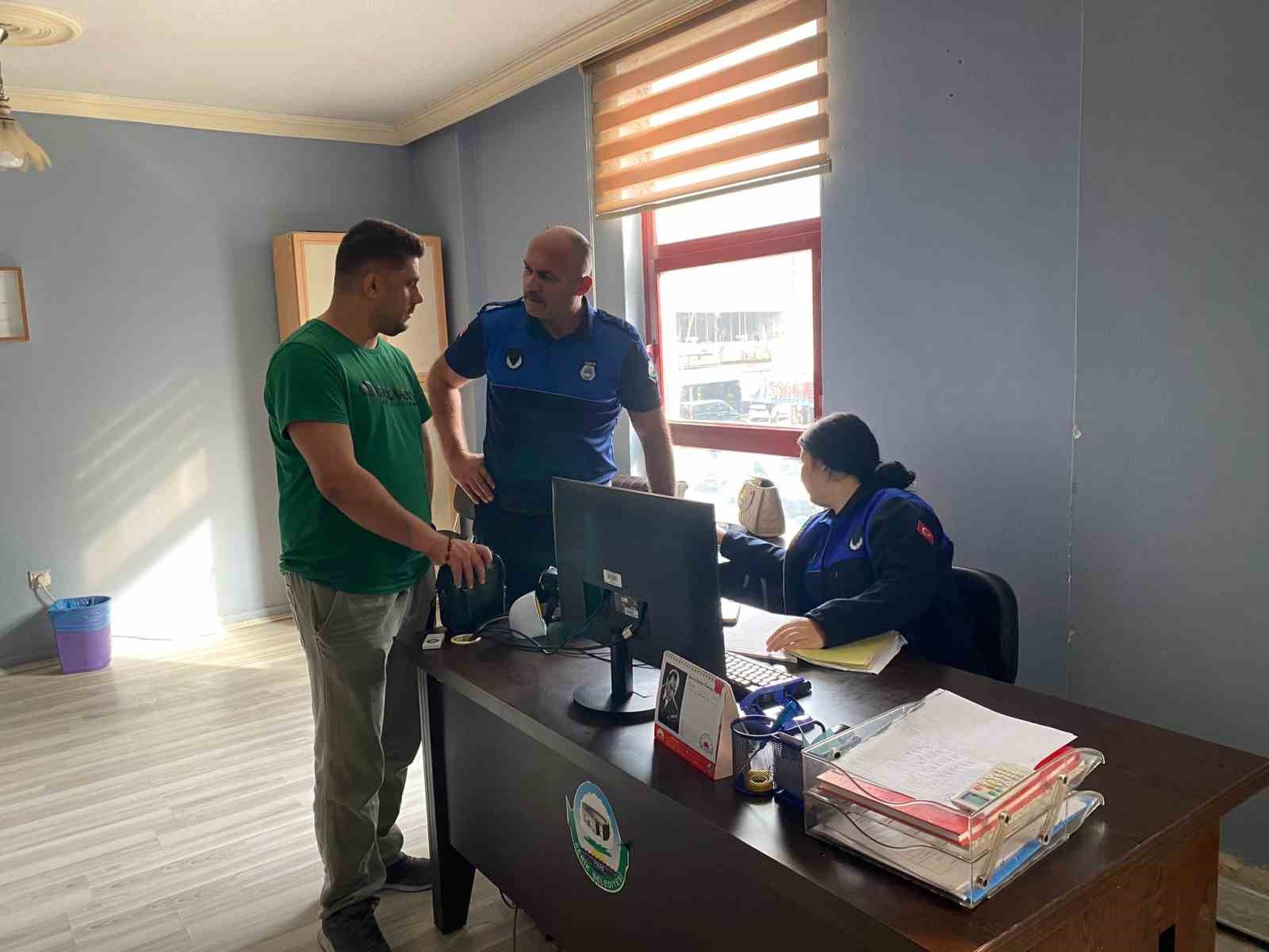 zabita ekiplerinin devriye atarken yerde bulduklari canta sahibine teslim edildi 1