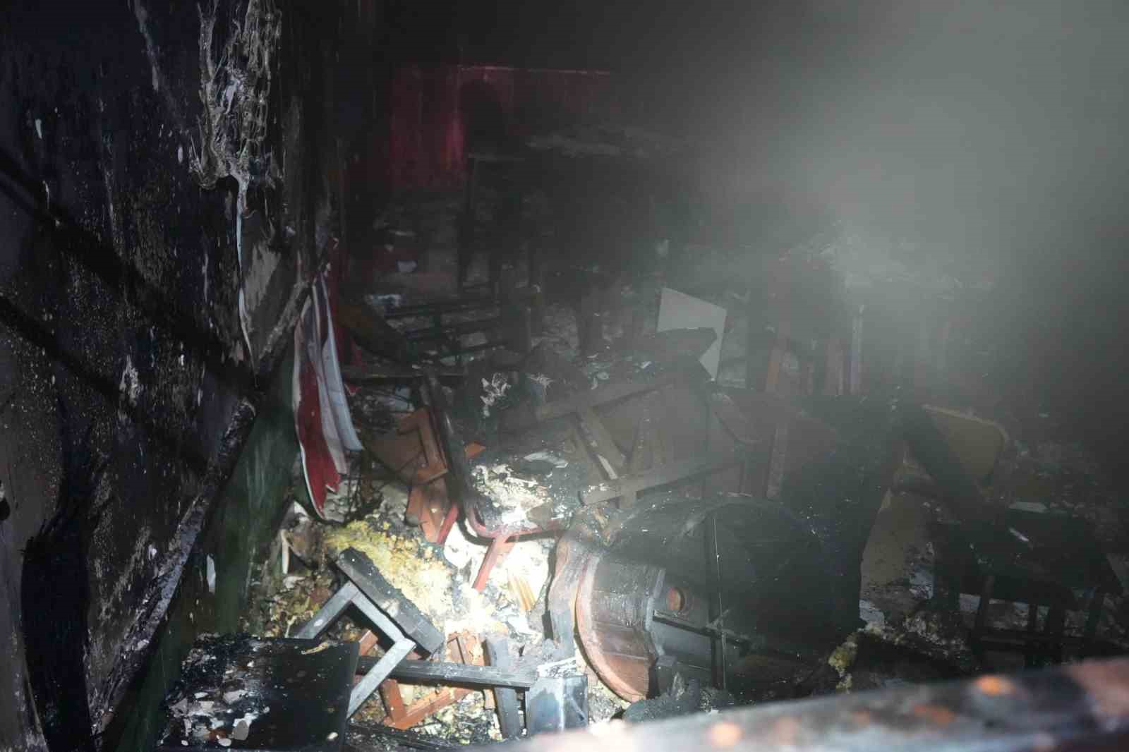 Zabıtanın yer işgali uyarısına kızdı, dükkanını ateşe verdi 5 zabitanin yer isgali uyarisina kizdi dukkanini atese verdi 1 HRP5K8Y5