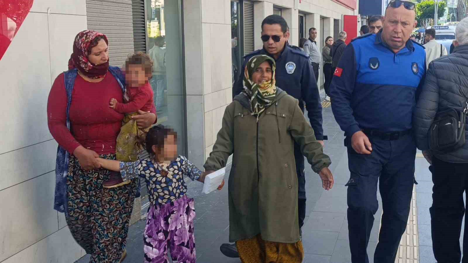 Zabıtaya dilenirken yakalanan dilenci, ‘Yetişin taciz ediyorlar’ diyerek kaçmaya çalıştı 5 zabitaya dilenirken yakalanan dilenci yetisin taciz ediyorlar diyerek kacmaya calisti 1 19qRs4jE