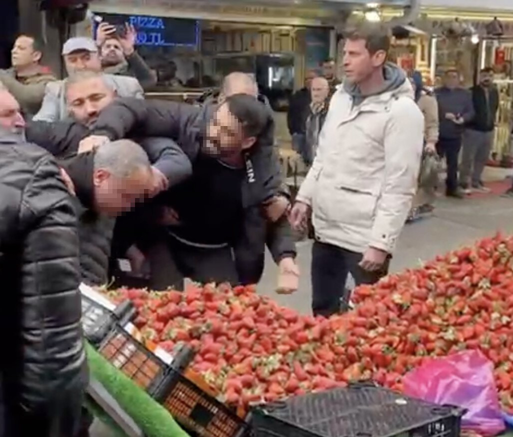 Zabıtaya tekme tokat saldırı: Seyyar satıcı ortalığı karıştırdı 4 zabitaya tekme tokat saldiri seyyar satici ortaligi karistirdi 0