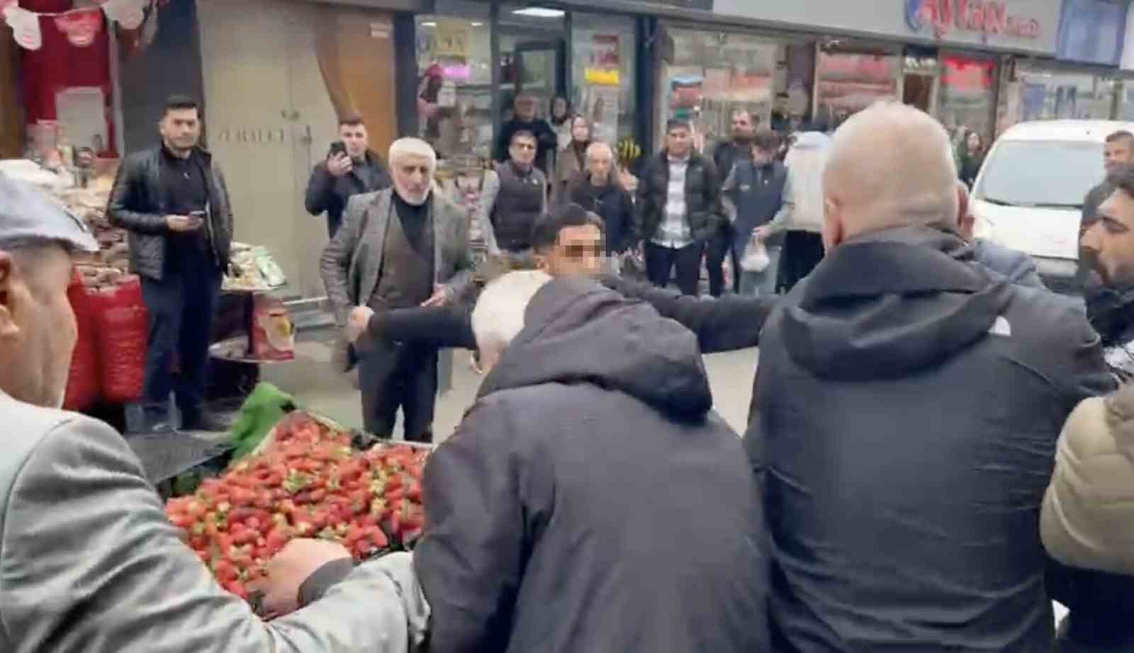 Zabıtaya tekme tokat saldırı: Seyyar satıcı ortalığı karıştırdı 5 zabitaya tekme tokat saldiri seyyar satici ortaligi karistirdi 1 yWqsV74V