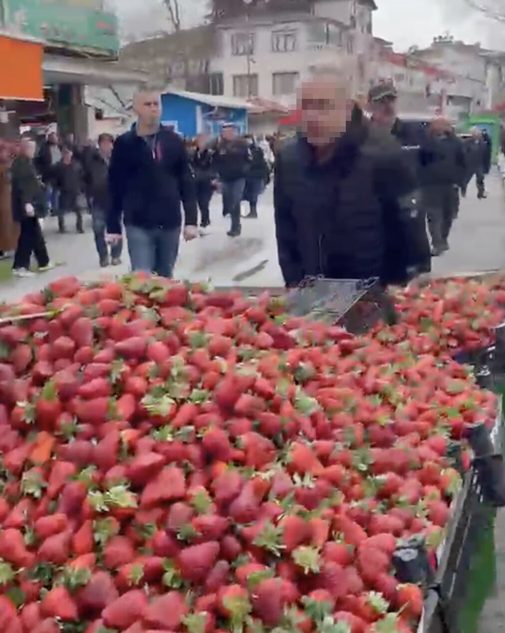 Zabıtaya tekme tokat saldırı: Seyyar satıcı ortalığı karıştırdı 6 zabitaya tekme tokat saldiri seyyar satici ortaligi karistirdi 2 LIYU1Uzd