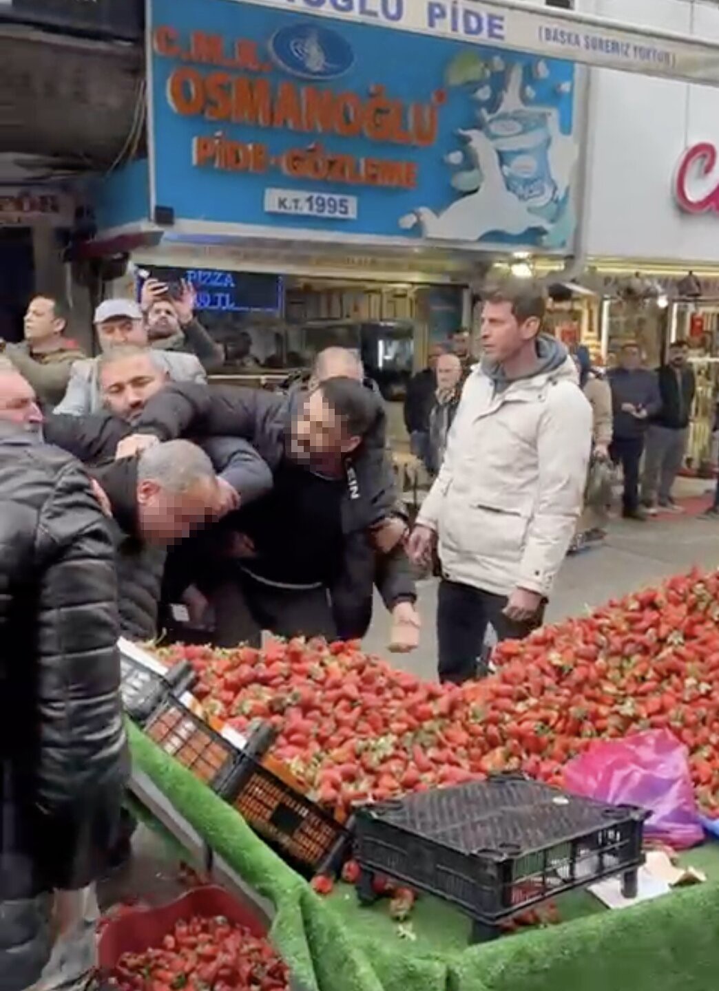 Zabıtaya tekme tokat saldırı: Seyyar satıcı ortalığı karıştırdı 7 zabitaya tekme tokat saldiri seyyar satici ortaligi karistirdi 3 cPnjjKiY