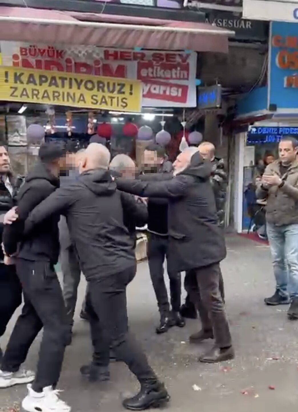Zabıtaya tekme tokat saldırı: Seyyar satıcı ortalığı karıştırdı 8 zabitaya tekme tokat saldiri seyyar satici ortaligi karistirdi 4 OhpPKaGH