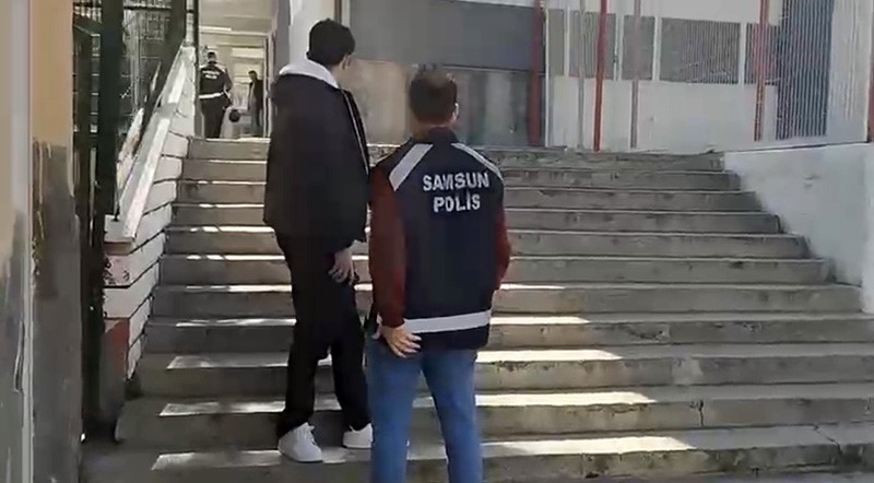 Zamanla yarışan polis kimliğini kaybeden öğrenciyi sınava yetiştirdi 4 zamanla yarisan polis kimligini kaybeden ogrenciyi sinava yetistirdi 0 qOwv5fa5