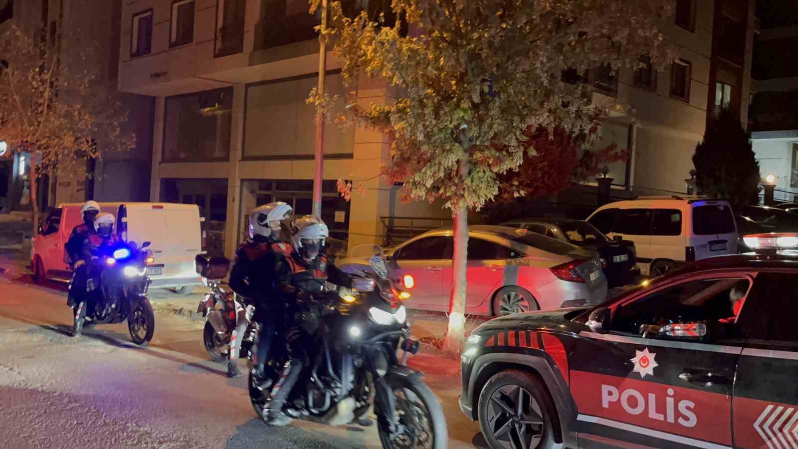Zehir taciri polisten kaçarken kaza yaptı: Üzerinden uyuşturucu çıkan şahıs tutuklandı 6 zehir taciri polisten kacarken kaza yapti uzerinden uyusturucu cikan sahis tutuklandi 2 aRVNvCGP