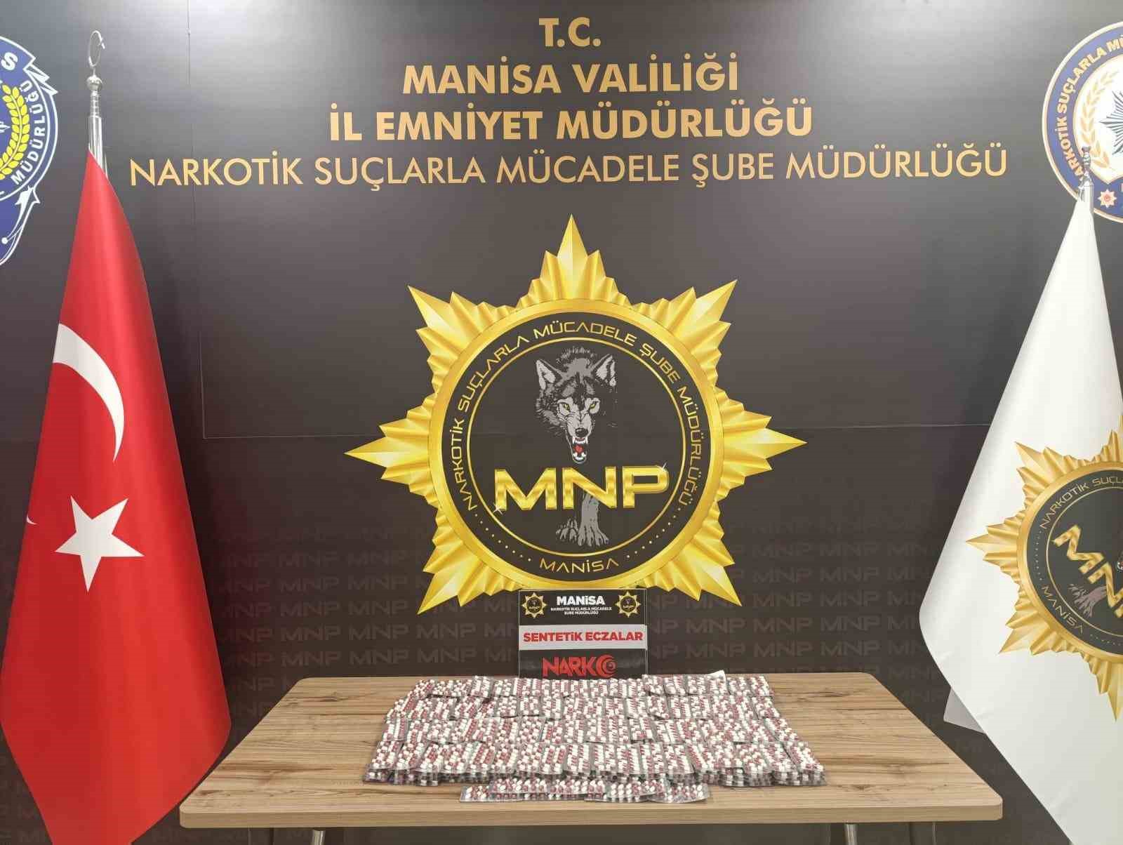 Zehir tacirlerine dev operasyon: 14 kişi tutuklandı 5 zehir tacirlerine dev operasyon 14 kisi tutuklandi 1 5gLWksv9