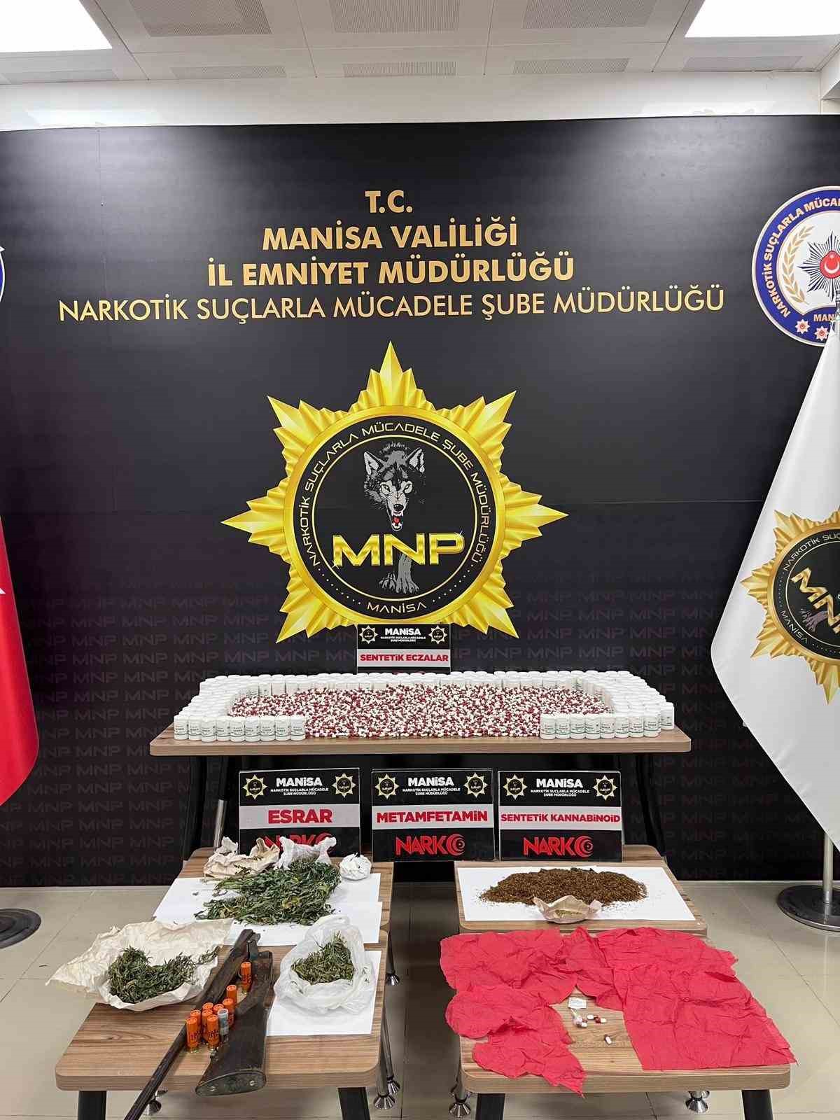 Zehir tacirlerine dev operasyon: 14 kişi tutuklandı 8 zehir tacirlerine dev operasyon 14 kisi tutuklandi 4 M3wOJtH8