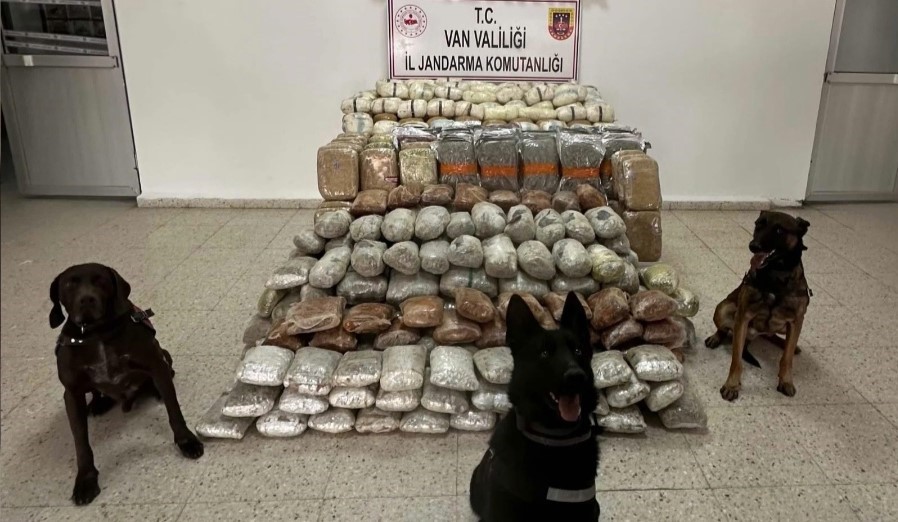 zehir tacirlerine gecit yok tir ve kumeste 324 kilo uyusturucu ele gecirildi 0 Vgi4WgZM