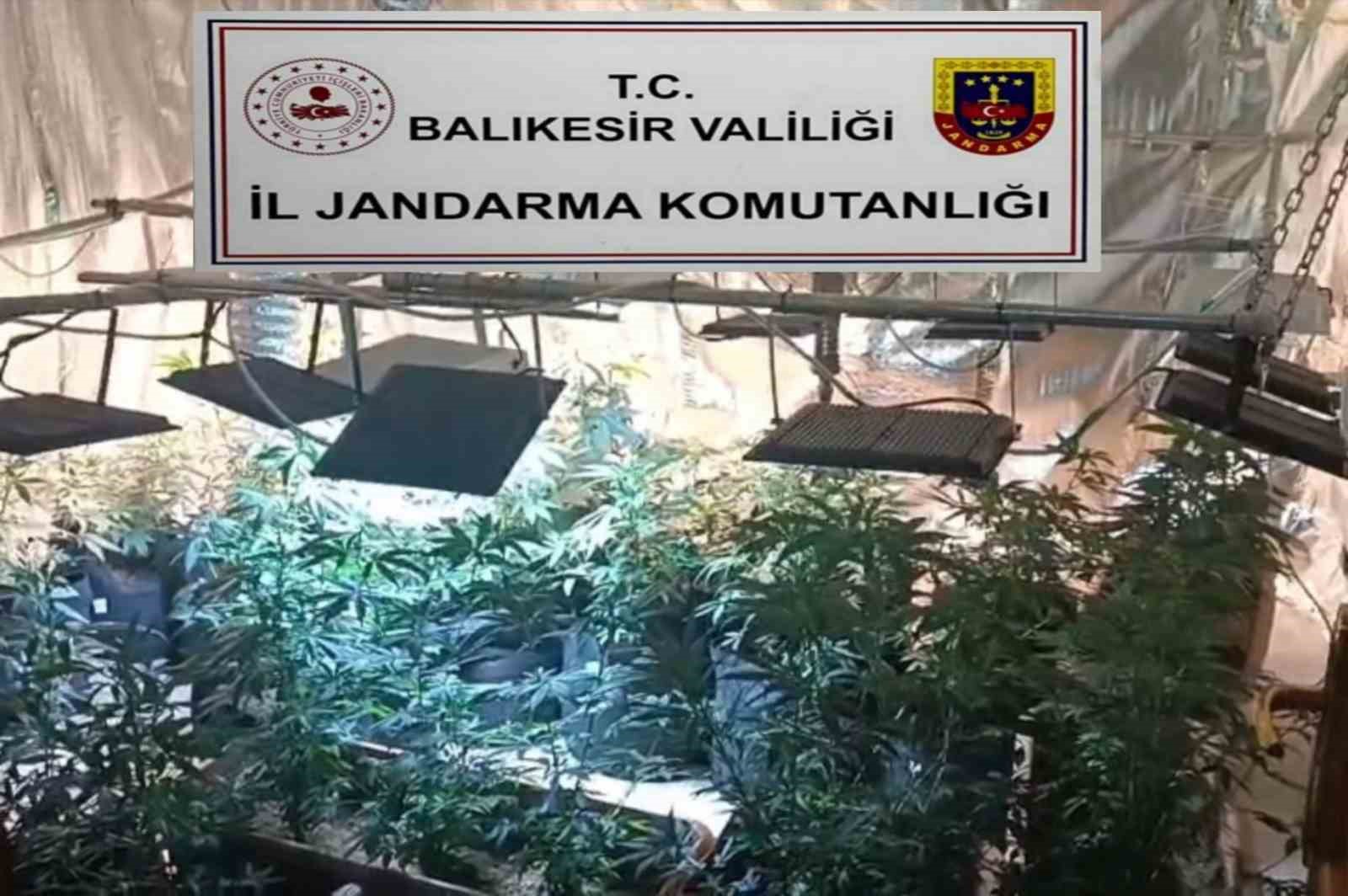 Zehir tacirlerinin yeni sistemini jandarma çökertti 4 zehir tacirlerinin yeni sistemini jandarma cokertti 0