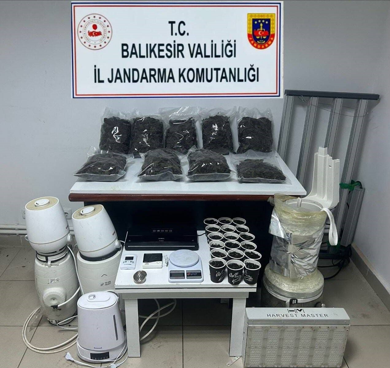Zehir tacirlerinin yeni sistemini jandarma çökertti 5 zehir tacirlerinin yeni sistemini jandarma cokertti 1 Lrg1D6FQ