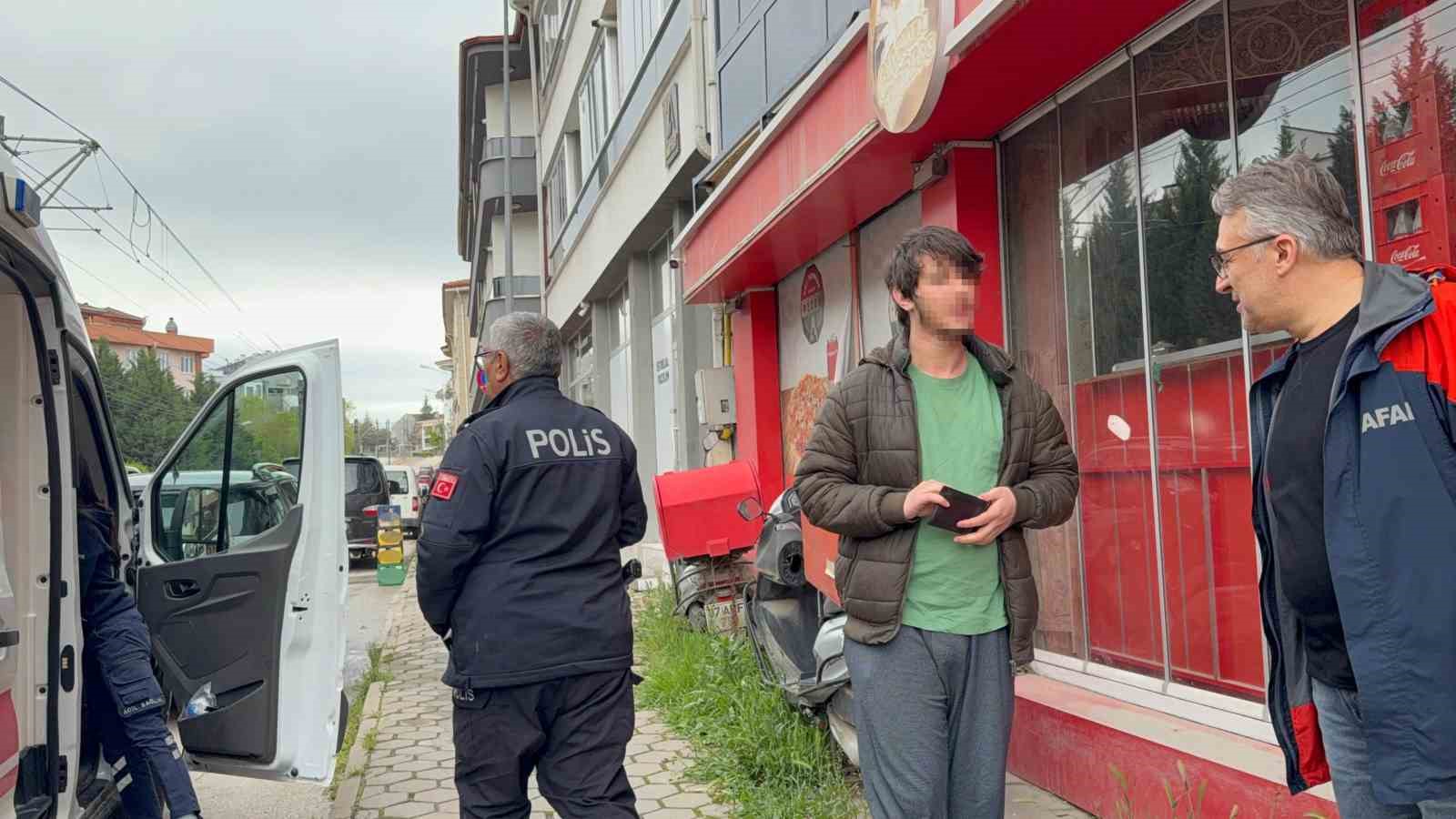 Zehirlendiği düşünülen ve ekipleri teyakkuza geçiren öğrencinin kulaklıkla uyuduğu ortaya çıktı 4 zehirlendigi dusunulen ve ekipleri teyakkuza geciren ogrencinin kulaklikla uyudugu ortaya cikti 0 IRyZXK1w