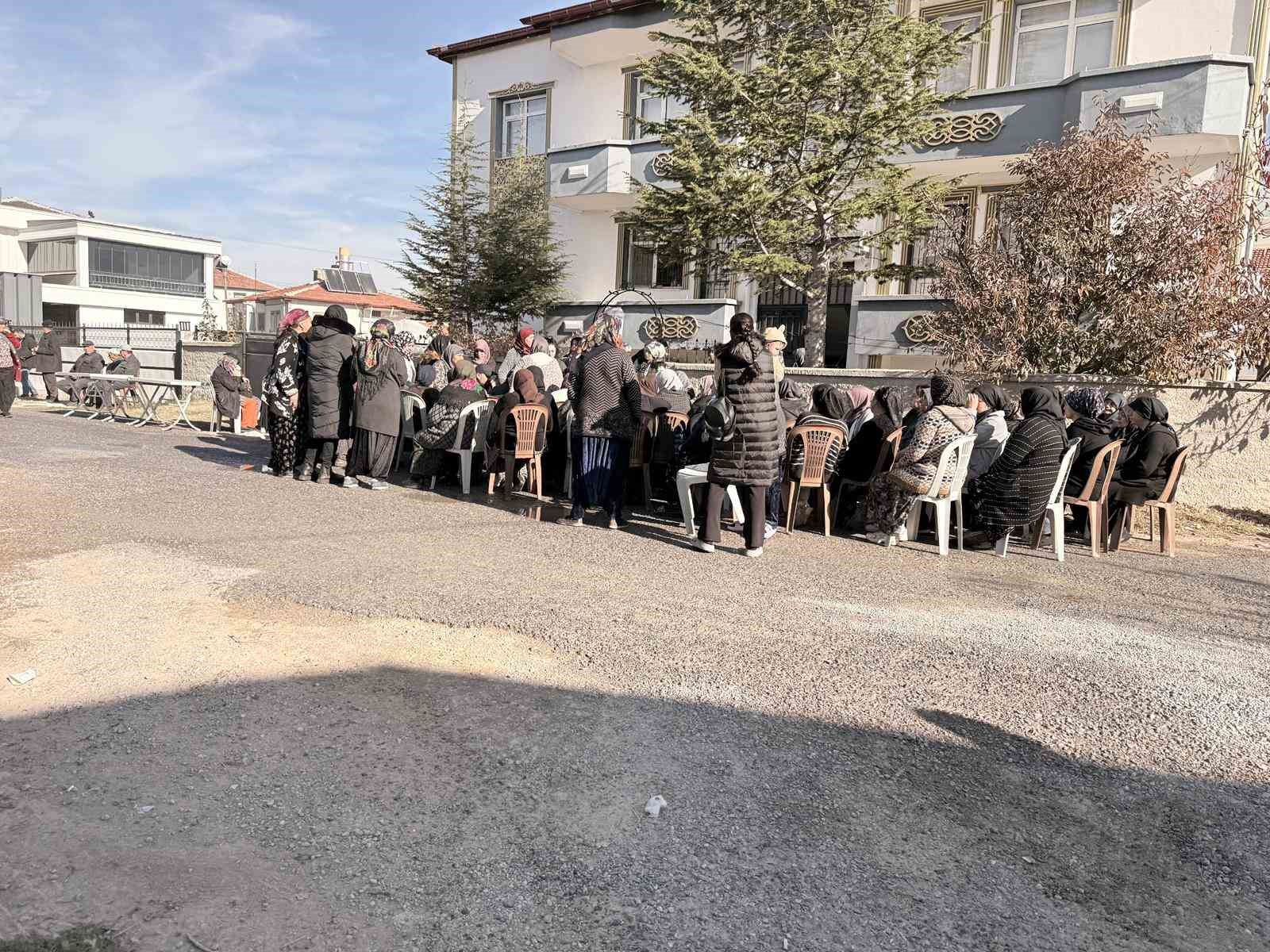 zehirlenme felaketinde acili bekleyis suruyor 1 ArkP8ytb