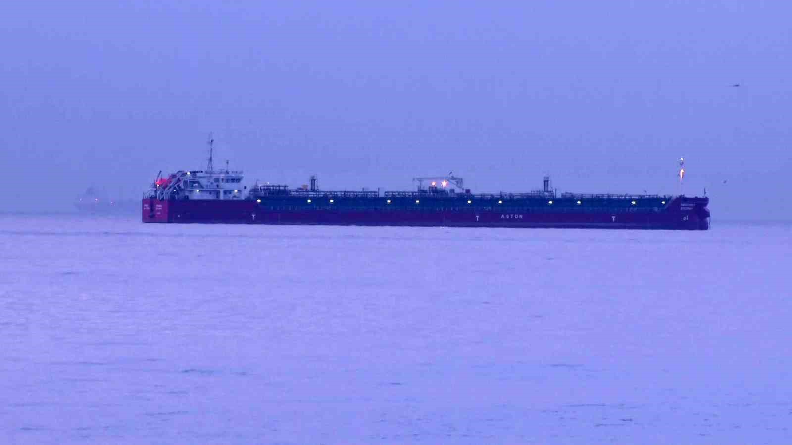 Zehirlenme yaşanan tanker gemisi, günün ilk ışıklarıyla görüntülendi 4 zehirlenme yasanan tanker gemisi gunun ilk isiklariyla goruntulendi 0 KhuN9teP
