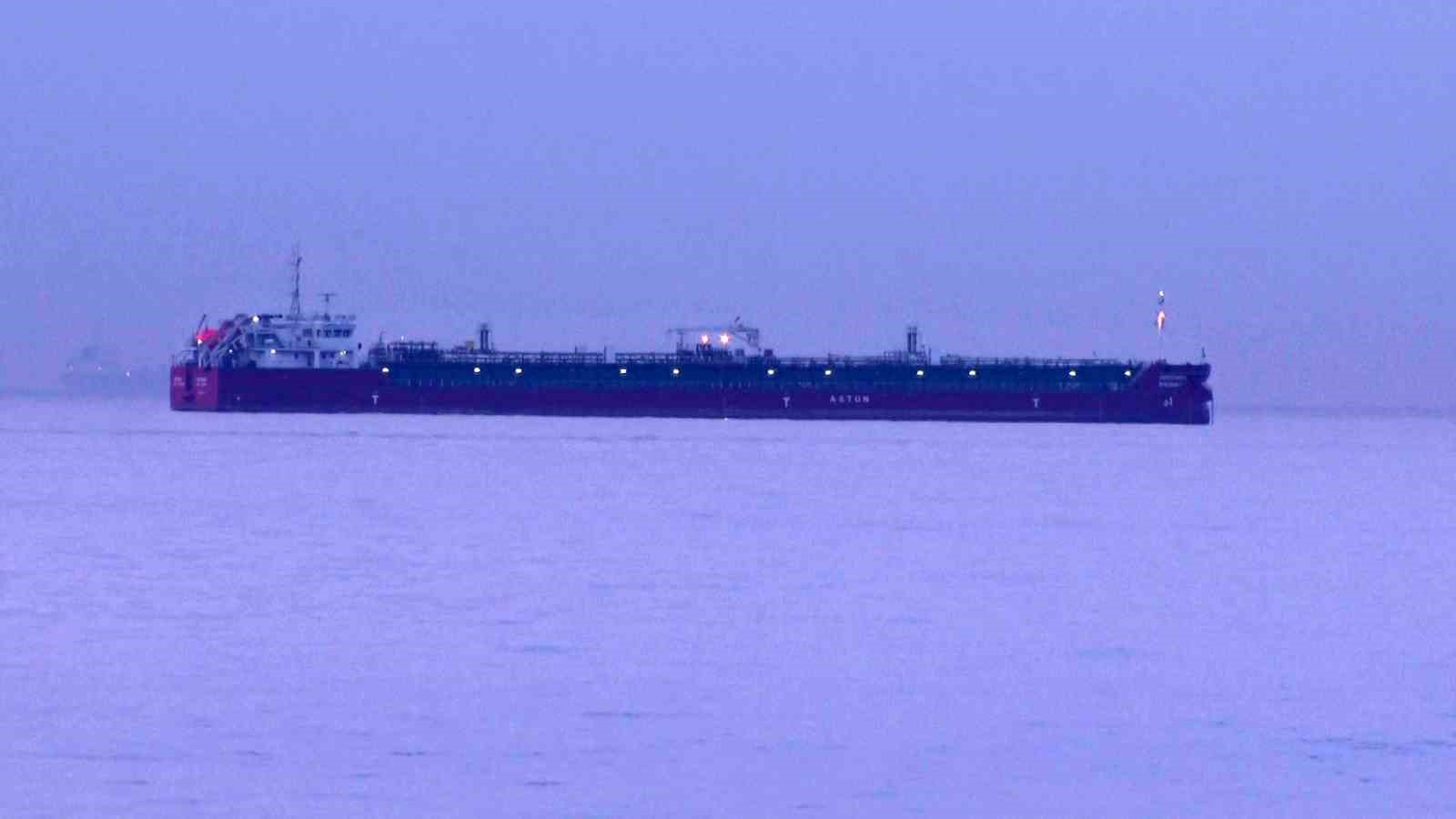 Zehirlenme yaşanan tanker gemisi, günün ilk ışıklarıyla görüntülendi 5 zehirlenme yasanan tanker gemisi gunun ilk isiklariyla goruntulendi 1 fHzl76BS