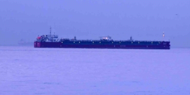 zehirlenme-yasanan-tanker-gemisi-gunun-ilk-isiklariyla-goruntulendi-qdThA1bt.jpg
