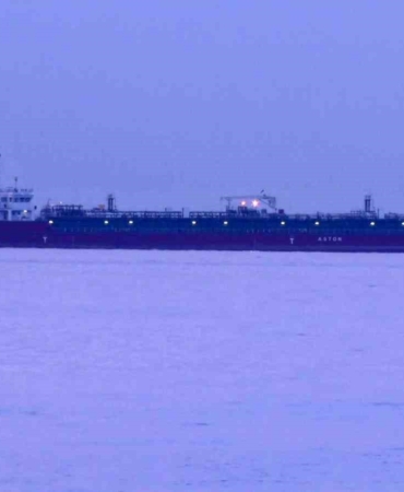 zehirlenme-yasanan-tanker-gemisi-gunun-ilk-isiklariyla-goruntulendi-qdThA1bt.jpg