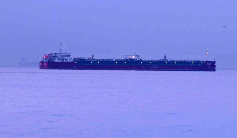 zehirlenme-yasanan-tanker-gemisi-gunun-ilk-isiklariyla-goruntulendi-qdThA1bt.jpg