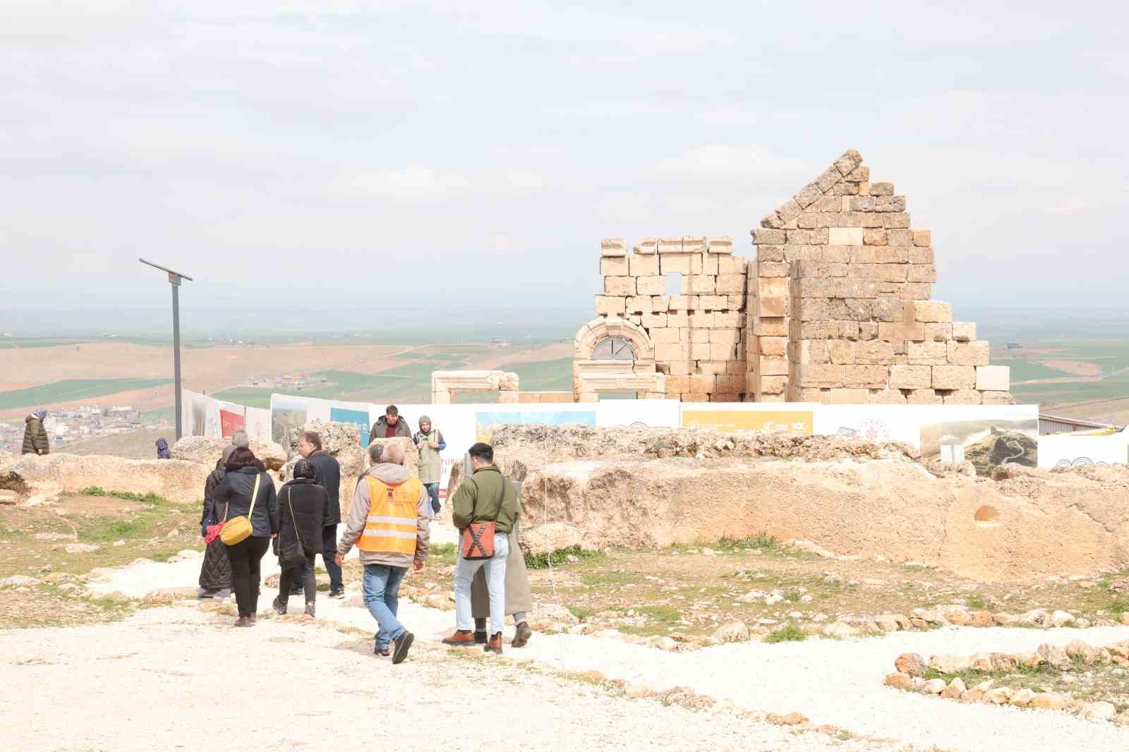 Zerzevan Kalesi yağışlı havaya rağmen bayramda 13 bin kişi ağırladı 4 zerzevan kalesi yagisli havaya ragmen bayramda 13 bin kisi agirladi 0