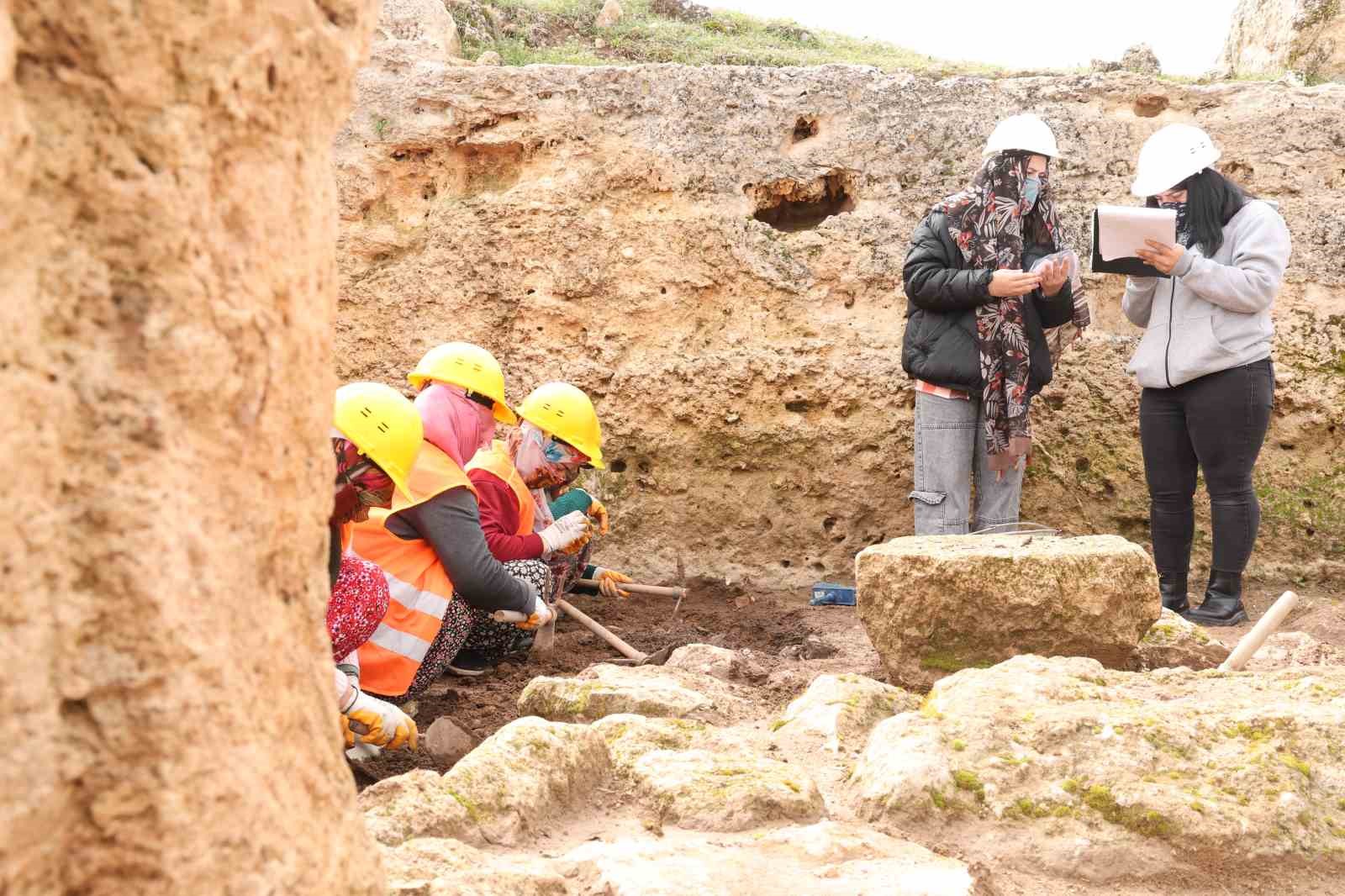 Zerzevan Kalesi yağışlı havaya rağmen bayramda 13 bin kişi ağırladı 5 zerzevan kalesi yagisli havaya ragmen bayramda 13 bin kisi agirladi 1 qCQziHlL