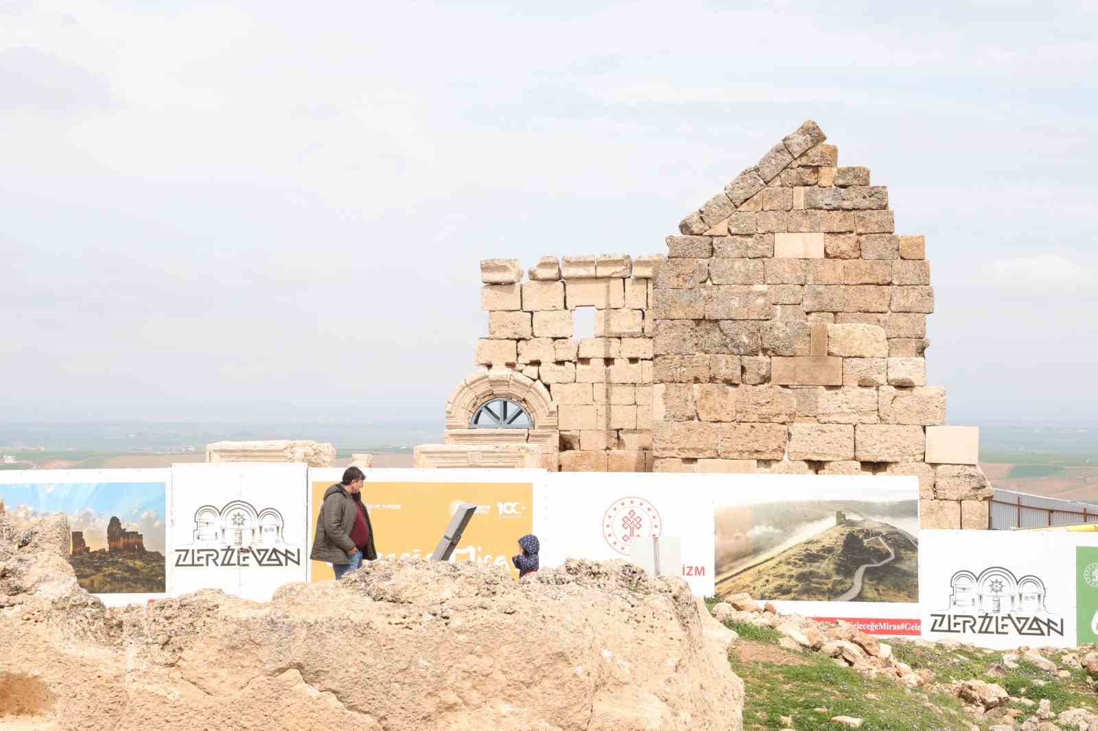 Zerzevan Kalesi yağışlı havaya rağmen bayramda 13 bin kişi ağırladı 8 zerzevan kalesi yagisli havaya ragmen bayramda 13 bin kisi agirladi 4 7hzv6P5q