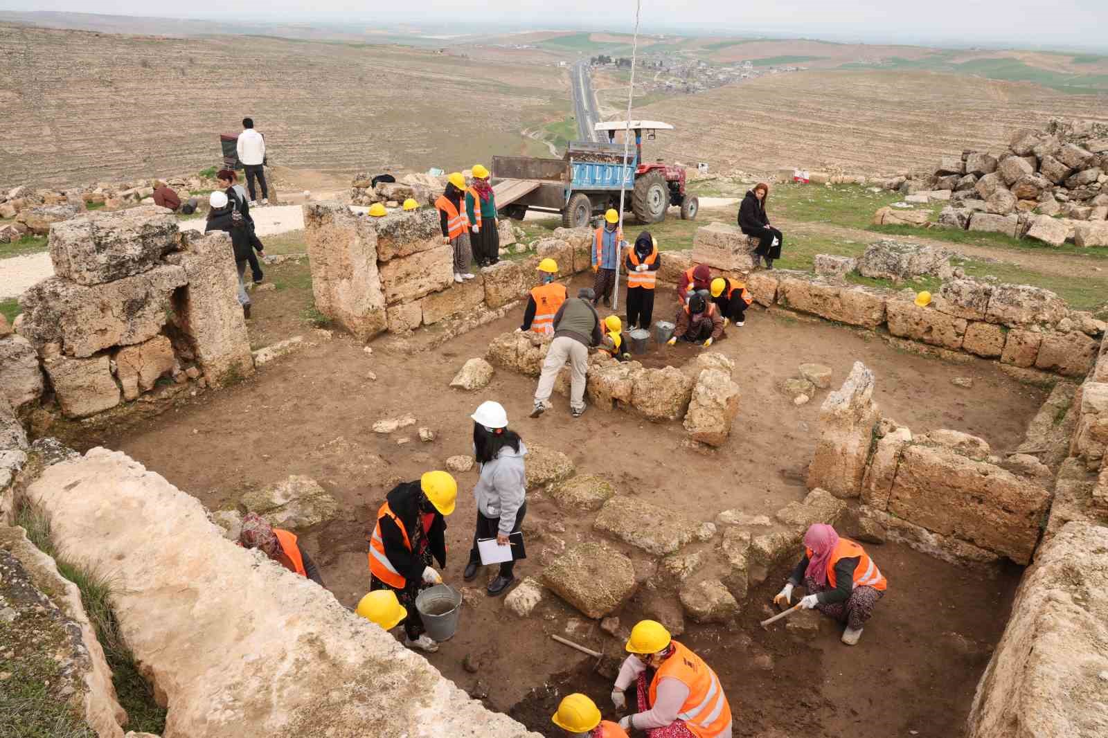 Zerzevan Kalesi yağışlı havaya rağmen bayramda 13 bin kişi ağırladı 11 zerzevan kalesi yagisli havaya ragmen bayramda 13 bin kisi agirladi 7