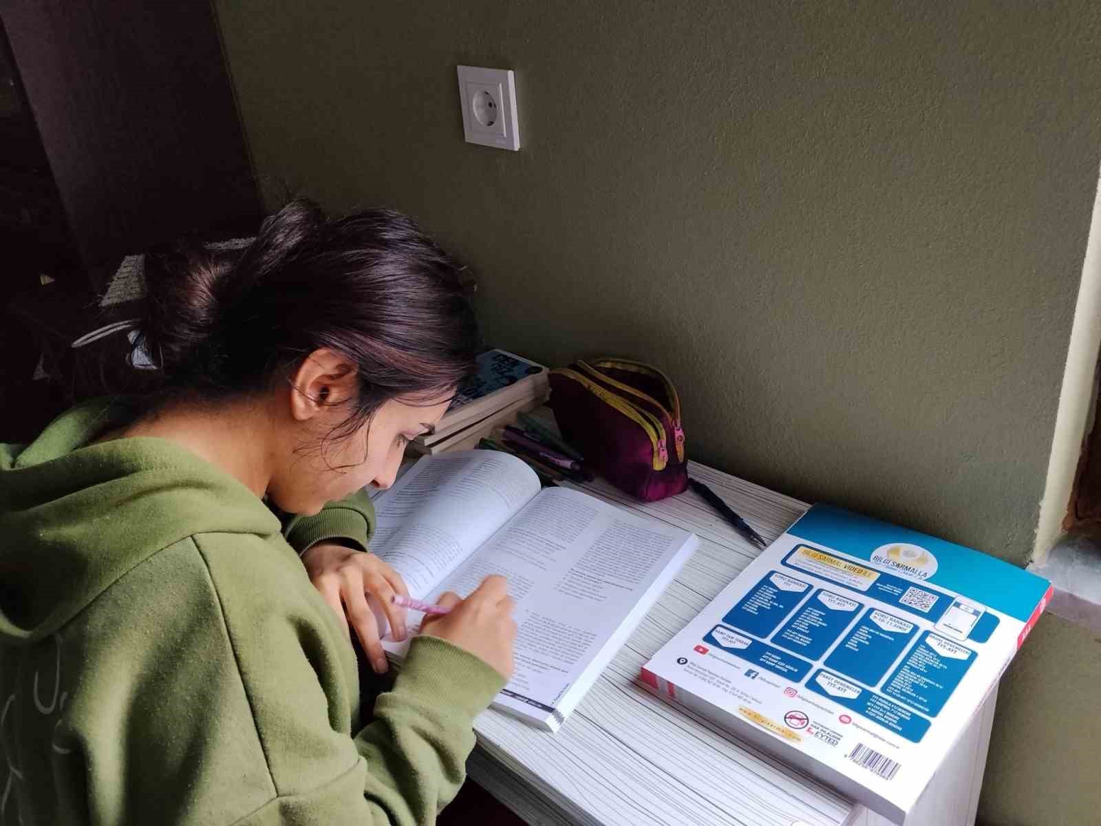 zerzevan kalesinde gecici isci olarak calisan abla kardesin hedefi arkeolog olmak 11 QXj1qQlE