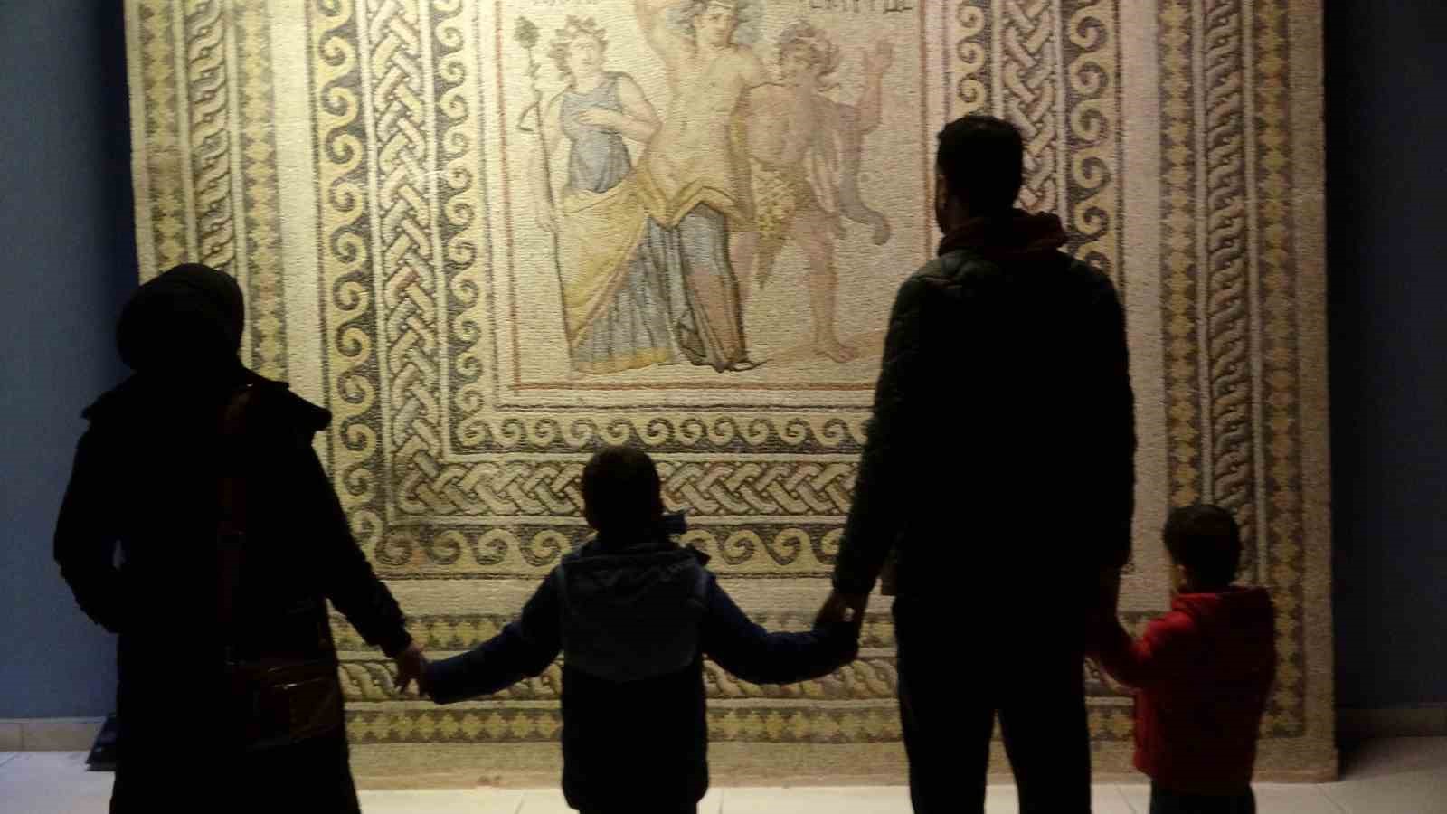 zeugma mozaik muzesinde bayram yogunlugu 2 kwQ24hbV