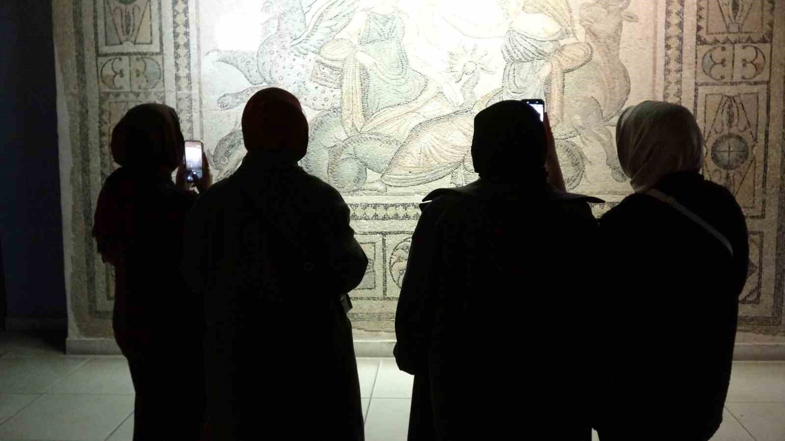 zeugma mozaik muzesinde bayram yogunlugu 3 waN6pHk3