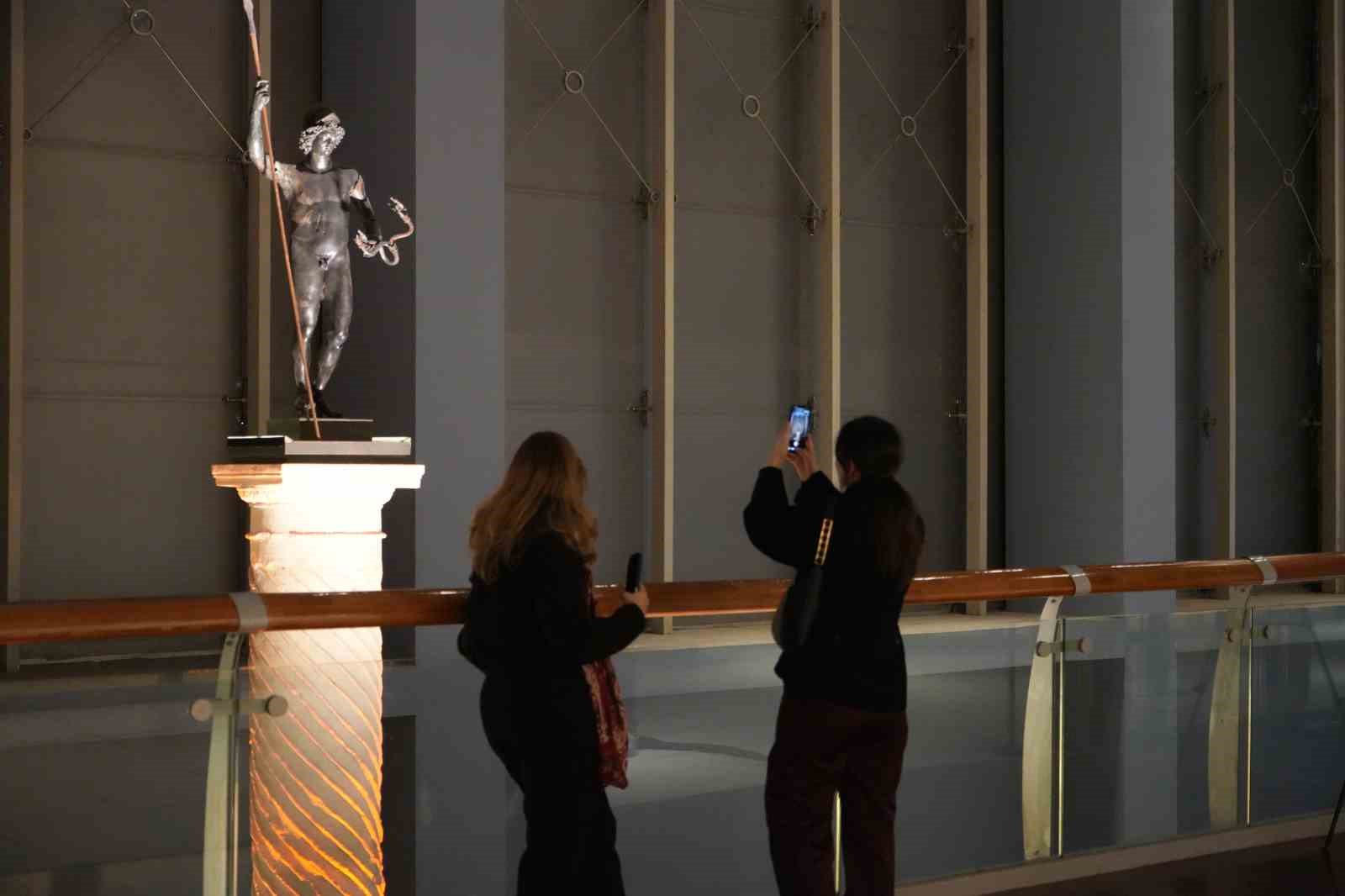 Zeugma Mozaik Müzesi’nde yoğun ilgi gören Mars heykelinin önü genişletildi 9 zeugma mozaik muzesinde yogun ilgi goren mars heykelinin onu genisletildi 5 dPPHYANp