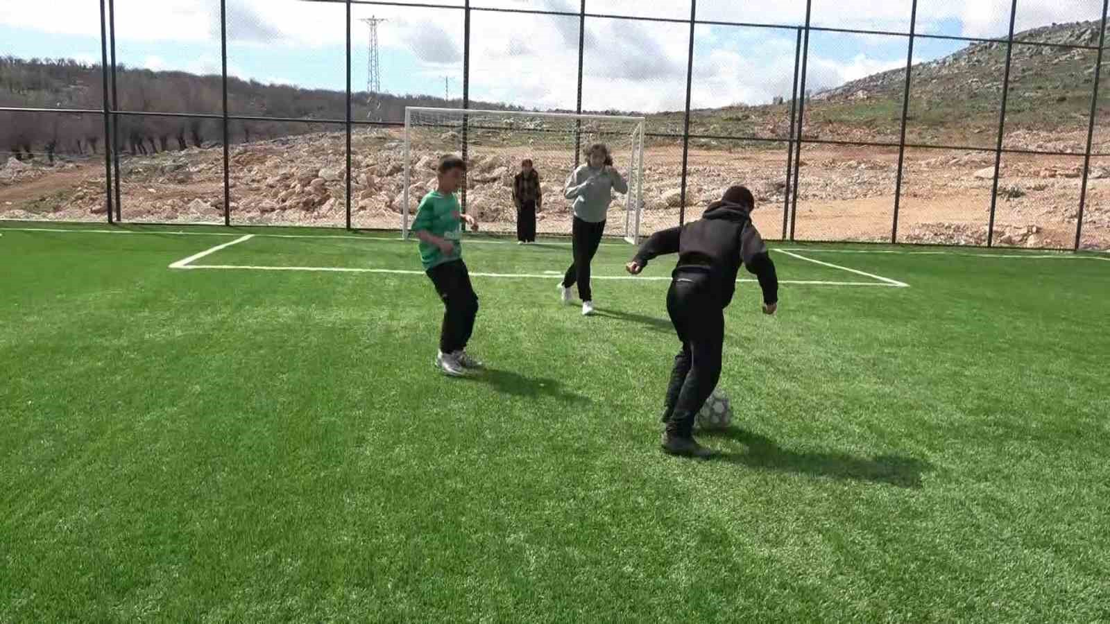 zey koyunde cocuklar tozdan ve camurdan kurtulup hali sahaya kavustu 1