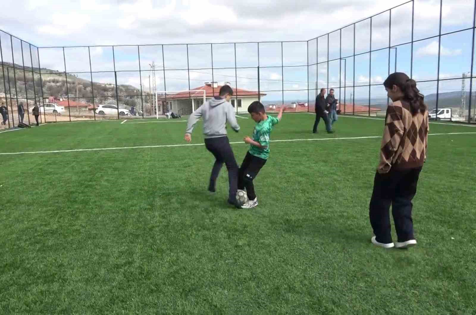 zey koyunde cocuklar tozdan ve camurdan kurtulup hali sahaya kavustu 2 RsnJQ5WH