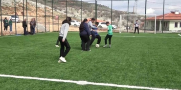 zey-koyunde-cocuklar-tozdan-ve-camurdan-kurtulup-hali-sahaya-kavustu-SxMP2gCP.jpg