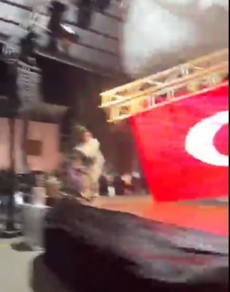 Zeybek oynamak için sahneye çıkan belediye başkanı saniyelerle kurtuldu... Sahnenin çökme anı kamerada 4 zeybek oynamak icin sahneye cikan belediye baskani saniyelerle kurtuldu sahnenin cokme ani kamerada 0 bWf7kekb