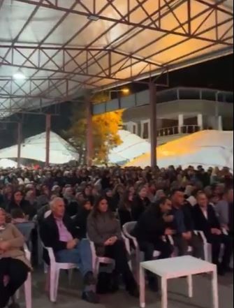 Zeybek oynamak için sahneye çıkan belediye başkanı saniyelerle kurtuldu... Sahnenin çökme anı kamerada 6 zeybek oynamak icin sahneye cikan belediye baskani saniyelerle kurtuldu sahnenin cokme ani kamerada 2 OppUlEqU