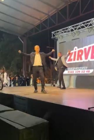 Zeybek oynamak için sahneye çıkan belediye başkanı saniyelerle kurtuldu... Sahnenin çökme anı kamerada 8 zeybek oynamak icin sahneye cikan belediye baskani saniyelerle kurtuldu sahnenin cokme ani kamerada 4 5UsdHeX7