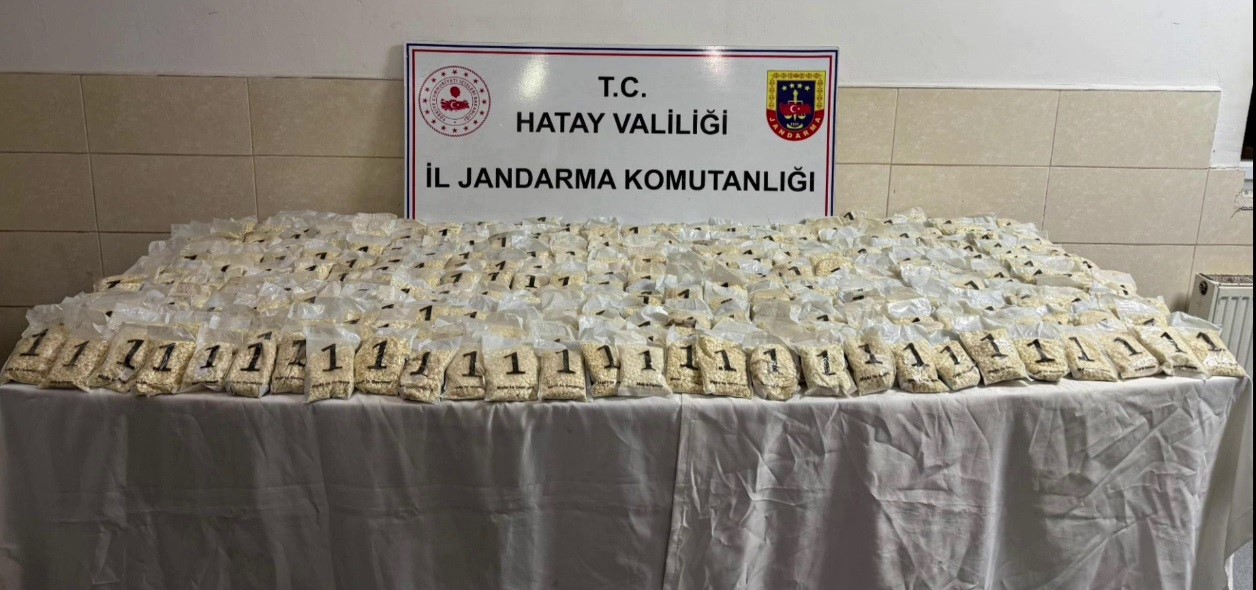 zeytin bahcesinde torba icerisinde binlerce uyusturucu hap ele gecirildi 2 38ysWuNs