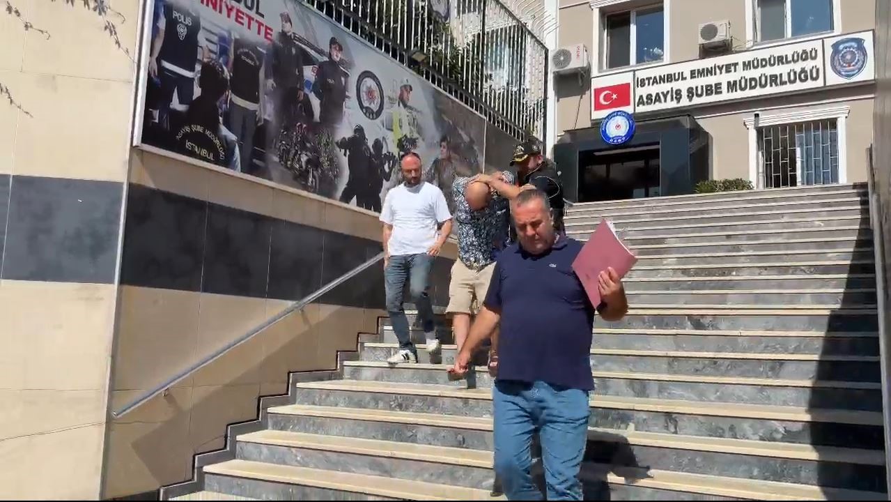 zeytinburnunda aractan 9 bin 245 avro calip kacan supheli yakalandi 0 qfAT6SrR