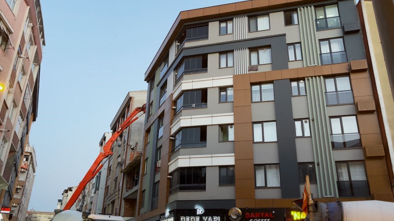 zeytinburnunda beton dokme calismasi sirasinda yan binanin duvari coktu 1 Zml7kV9Q