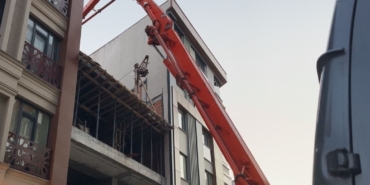 zeytinburnunda-beton-dokme-calismasi-sirasinda-yan-binanin-duvari-coktu-45xwU1Wa.jpg