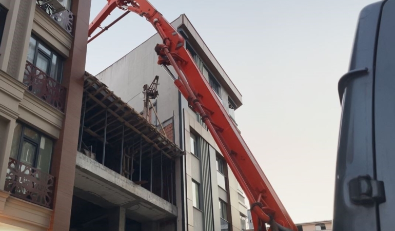 zeytinburnunda-beton-dokme-calismasi-sirasinda-yan-binanin-duvari-coktu-45xwU1Wa.jpg