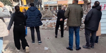 zeytinburnunda-bina-yikimi-sirasinda-kopan-parca-cocugun-kafasina-dustu-1-olu-1h8fADdL.jpg