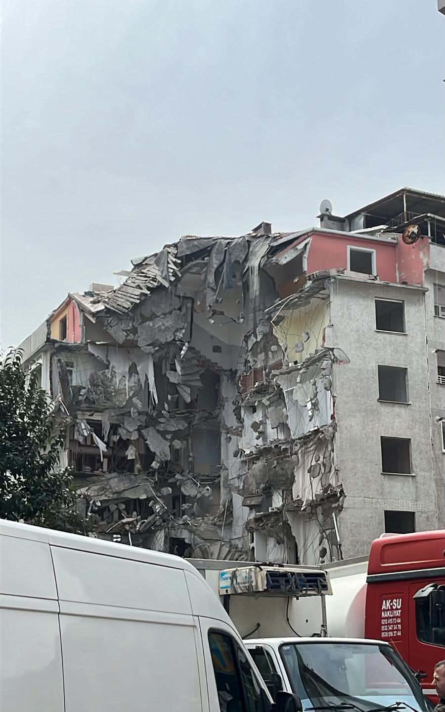 zeytinburnunda bina yikimi sirasinda kopan parca cocugun kafasina dustu 1 olu 2 rJqeywrA