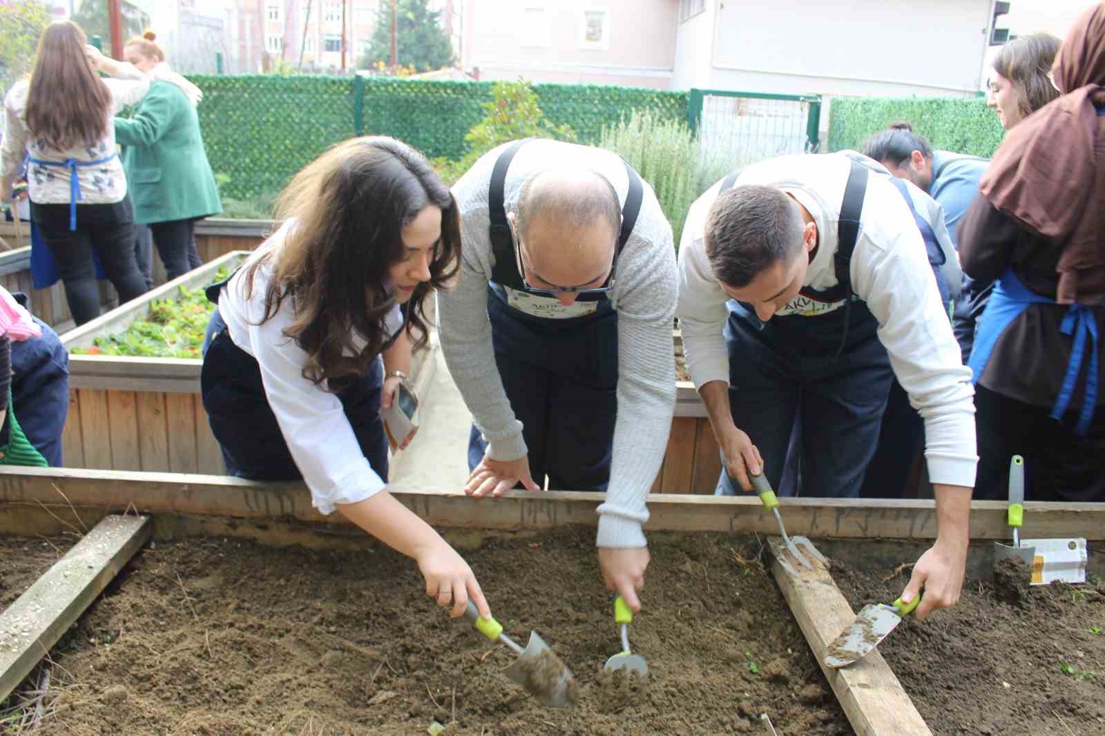 zeytinburnunda ergoterapi ogrencileri engeli olan bireylerle birlikte fide ekti 2 LVXjXfdi